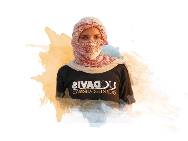 一名amjs澳金沙门的女学生在埃及戴着头巾